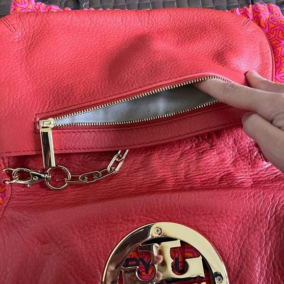 Tory Burch logo Clutch - Picture 3 of 6